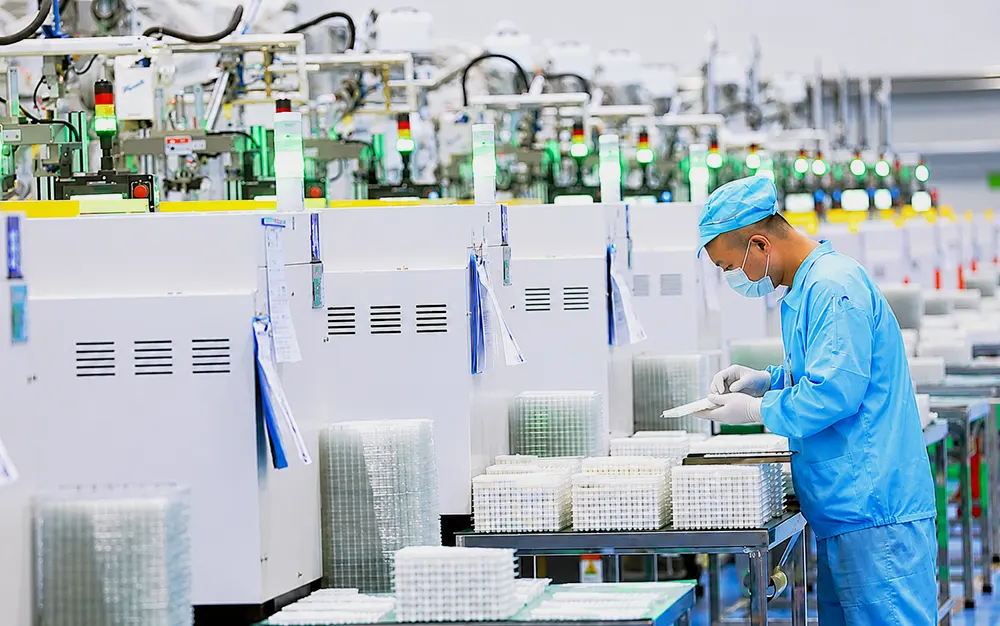 Cleanroom automated inspection for daily disposable contact lenses
